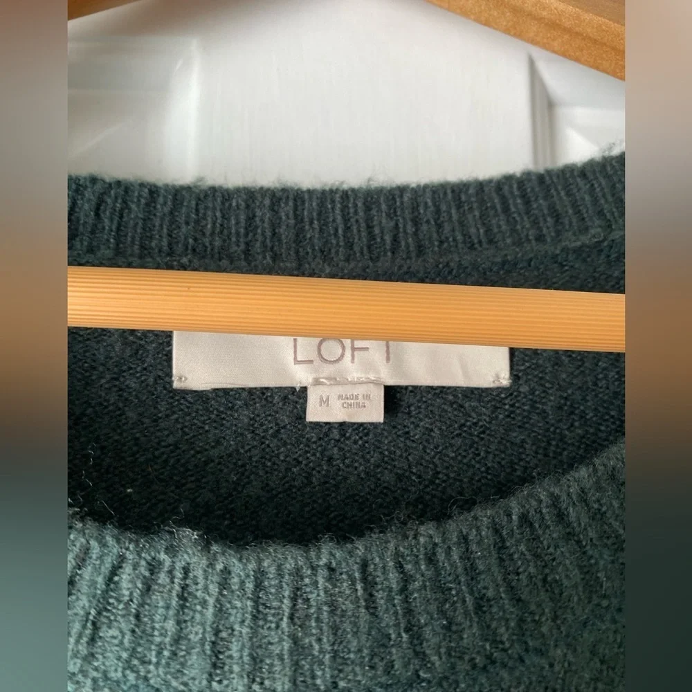 Loft Women’s Hunter Green Wide Sleeved Cold Shoulder Sweater Size M - Picture 4 of 5